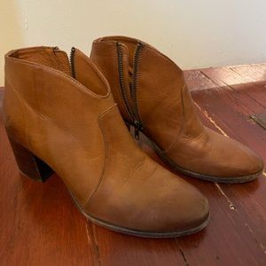 Frye Women's Nora Zip Short - Cognac